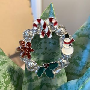 Christmas wreath pewter brooch
